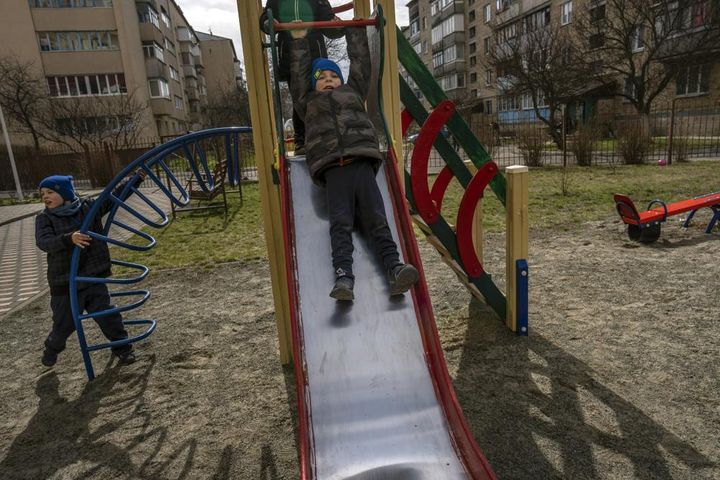 Παιδιά παίζουν σε παιδική χαρά στη Μπούτσα, μετά την αποχώρηση των ρωσικών στρατευμάτων
