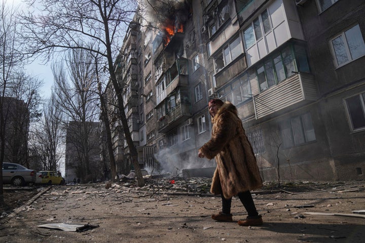 Una mujer camina ante un edificio bombardeado en Mariupol, el pasado 13 de marzo.