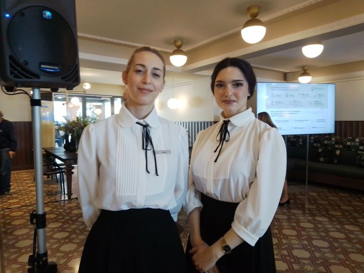 Η Μαρία και η Μυρσίνη, δύο εκ των υπαλλήλων του ξενοδοχείου, με ρούχα εποχής