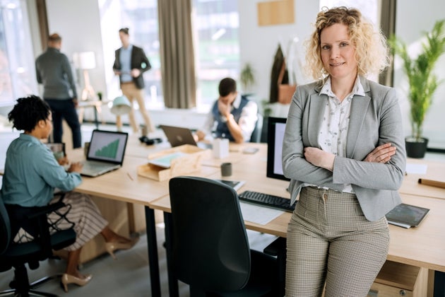 Ces travailleurs nous ont aidés à traverser la pandémie et il est normal de les considérer avec le respect et la reconnaissance qu’ils méritent. Leurs rôles sont hautement spécialisés et exigent la maîtrise des technologies modernes, pourtant ils sont souvent, surtout pour les postes de professionnels de santé, sous-estimés tant en termes de perception qu’en celui de la rémunération.