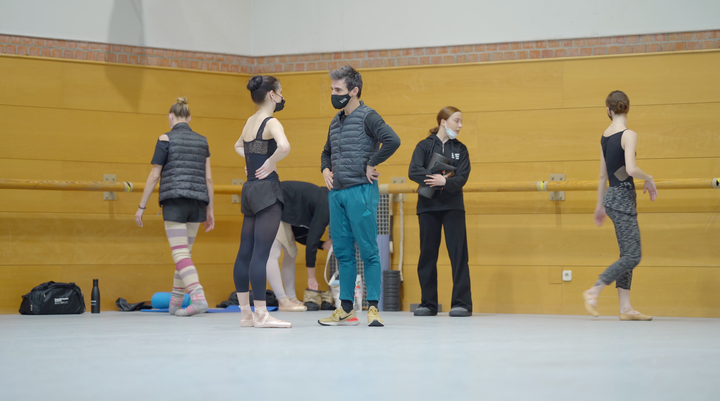 Una de las bailarinas, con Joaquín de Luz.