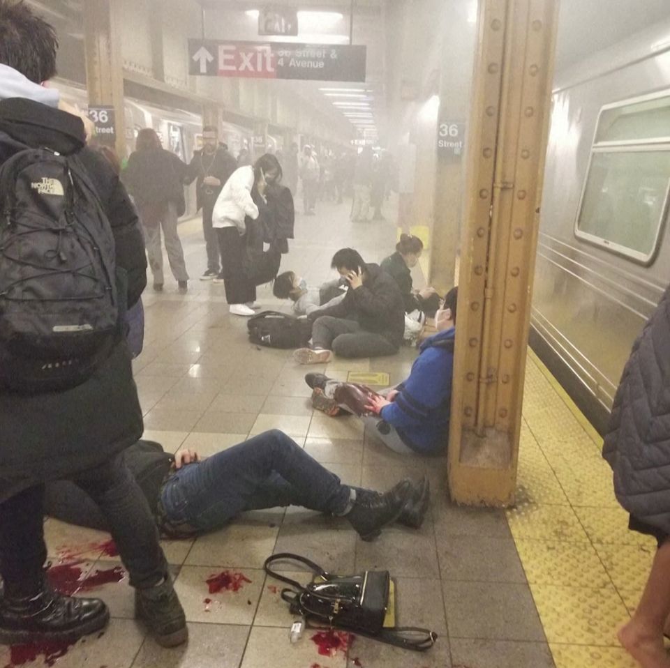 Un tiroteo en el metro de Nueva York deja al menos 29 heridos, cinco en  estado crítico | El HuffPost Internacional