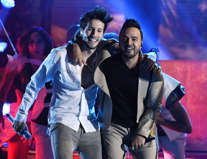 Sebastián Yatra y Luis Fonsi durante una actuación en mayo de 2019.