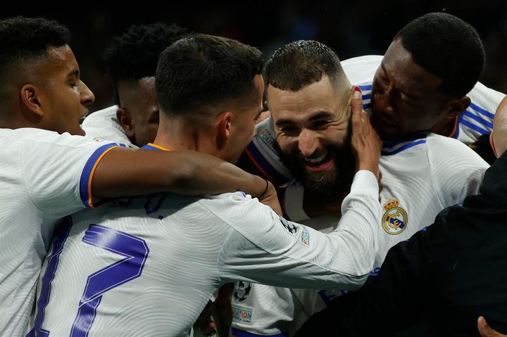 Karim Benzema celebra con sus compañeros tras marcar el segundo gol ante el Chelsea.