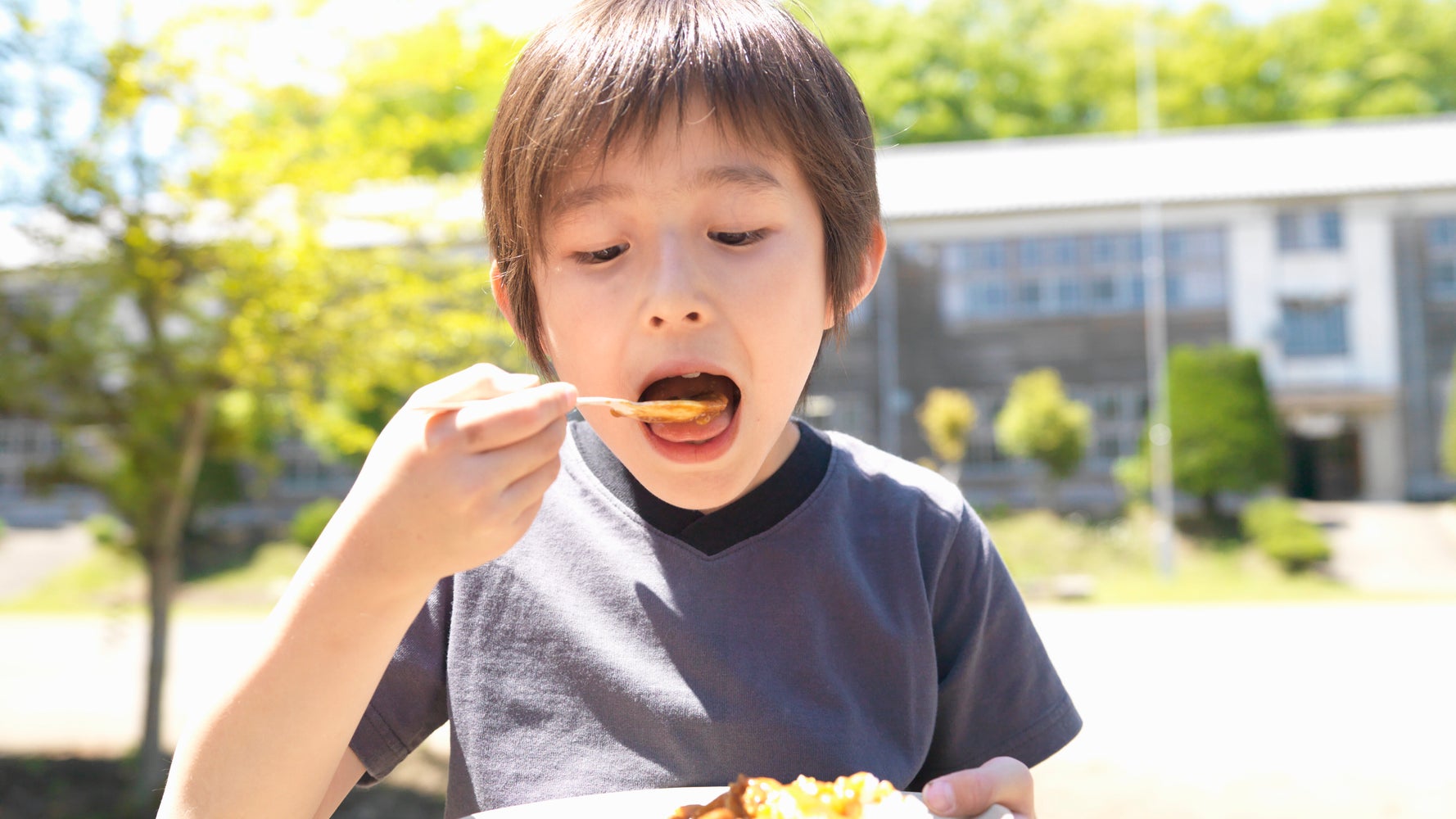 ハフポスト日本版のニュース記事「小1の「初めての給食」はカレー、ネットで報告が相次ぐ。専門家が明かす3つの理由」の画像