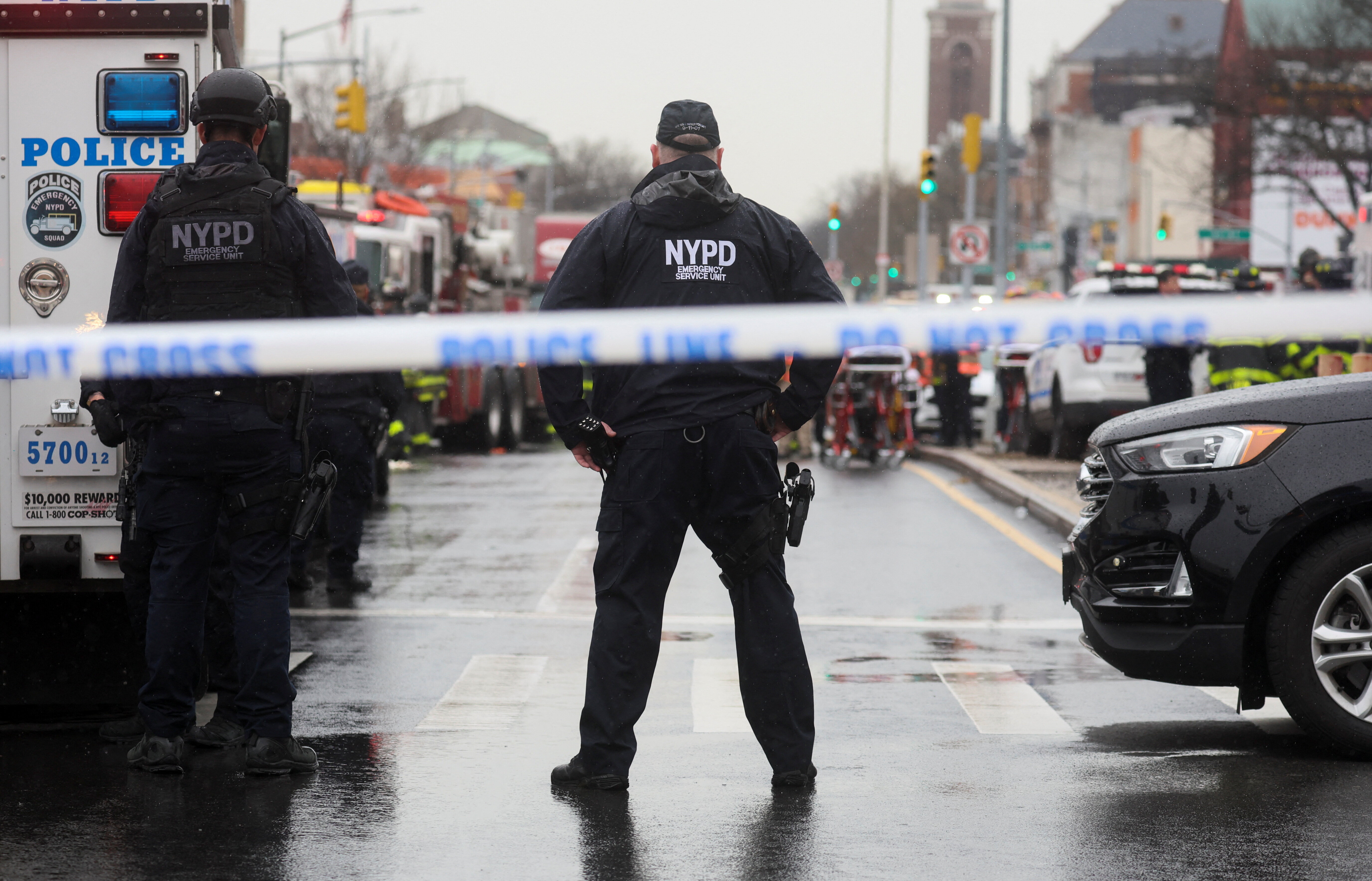 New York après la fusillade dans le métro, la police à la poursuite du tireur photo photo