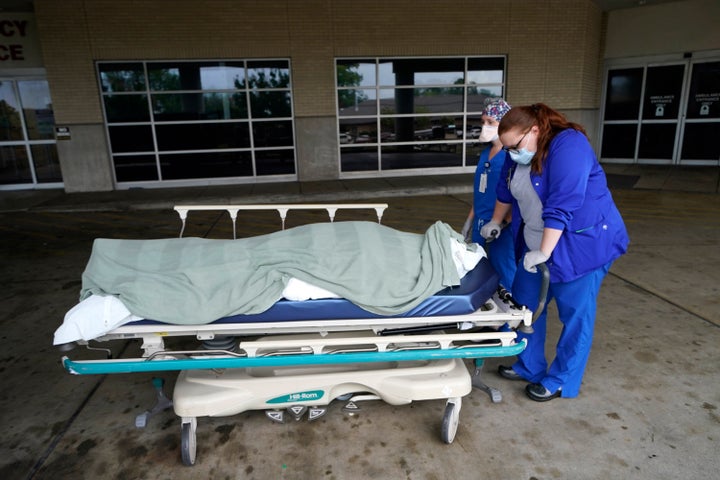 Us Reaches Its Highest Death Toll Ever In 2021 Medical Workers Prepare To Transport The Body Of A Deceased Covid-19 Patient To A Funeral Home Van At Willis-Knight Medical Center On August 18, 2021 In Shreveport, La.