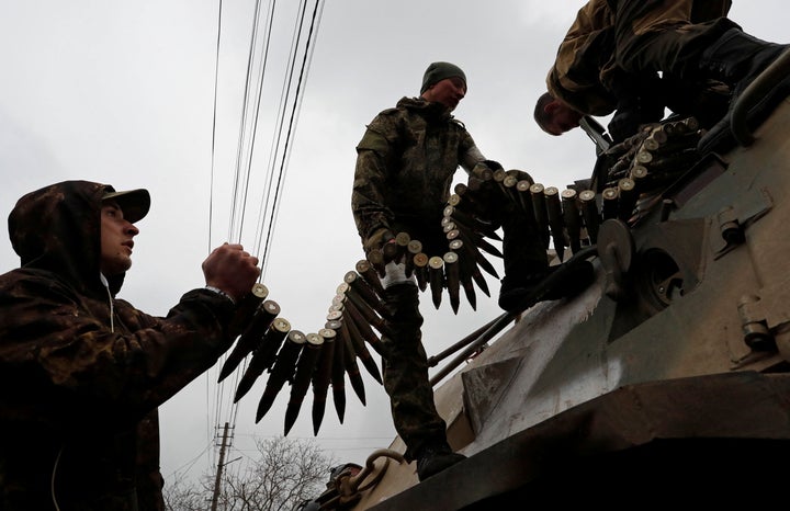 Soldados prorrusos cargan munición en la zona del sur de Mariupol, el pasado 12 de abril.