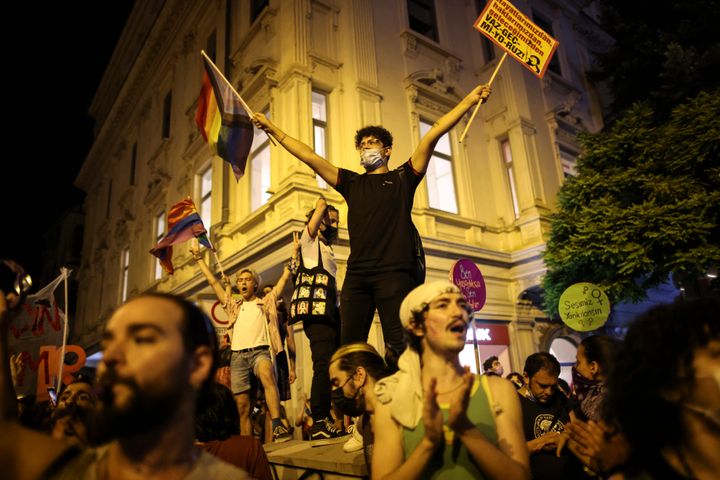 1η Ιουλίου 2021 διαδηλώσεις μετά την απόφαση της κυβέρνησης Ερντογάν να αποχωρήσει από τη Σύμβαση της Κωνσταντινούπολης. 