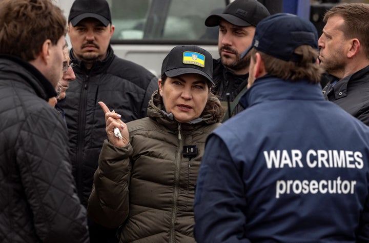 Le procureur général d'Ukraine, Iryna Venediktova, visite une fosse commune à Bucha, à la périphérie de Kiev, le 13 avril 2022, au milieu de l'invasion militaire russe lancée contre l'Ukraine.  - Une visite du procureur en chef de la Cour pénale internationale à Bucha - la banlieue de Kiev désormais synonyme de dizaines d'atrocités contre des civils découvertes dans des zones abandonnées par les forces russes - est intervenue alors que le nouveau front de la guerre se déplace vers l'est, avec de nouvelles allégations de crimes infligés aux habitants.