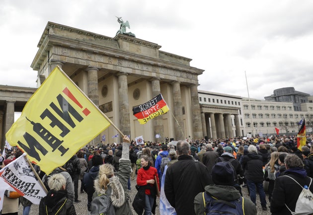 Manifestation anti-vaccin à Berlin le 7 avril pour protester contre un projet discuté au Bundestag allemand pour rendre le vaccin contre le Covid-19 obligatoire pour les personnes de plus de 60 ans. 
