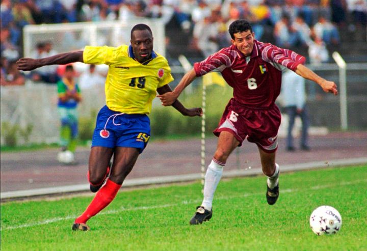 Ο Φρέντι Ρίνκον (αριστερά) με τον Έλβις Μαρτίνεθ από τη Βενεζουέλα κατά τη διάρκεια του αγώνα για τα προκριματικά του Παγκοσμίου Κυπέλλου Ποδοσφαίρου της Γαλλίας το 1998, στο Σαν Κριστόμπαλ της Βενεζουέλας, στις 15 Δεκεμβρίου 1996.