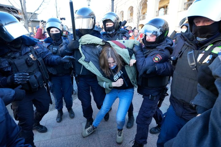 Ρωσία Φεβρουάριος 2022 - Η αστυνομία συλλαμβάνει διαδηλωτές κατά του πολέμου στην Ουκρανία.