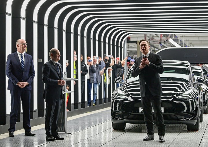 Musk, presentando unos modelos de Tesla producidos en la planta de Gruenheide.