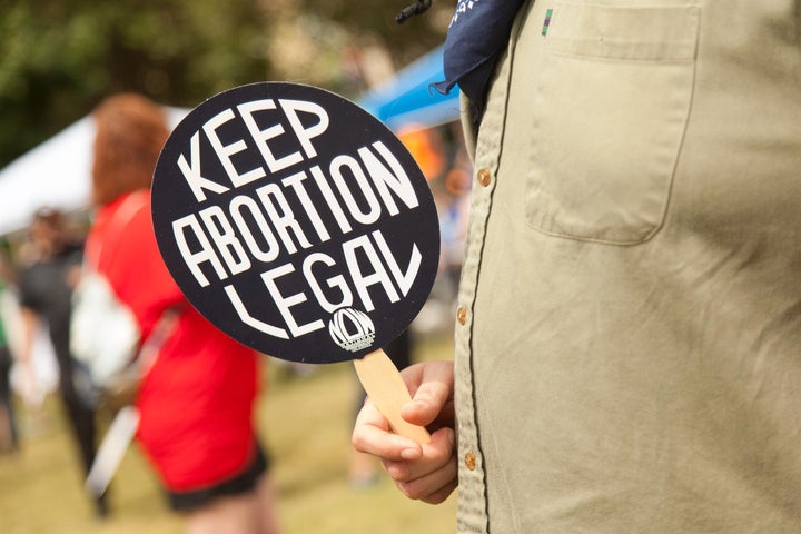 Una mujer sostiene un cartel en la Marcha de la Liberación Reproductiva de Dallas.