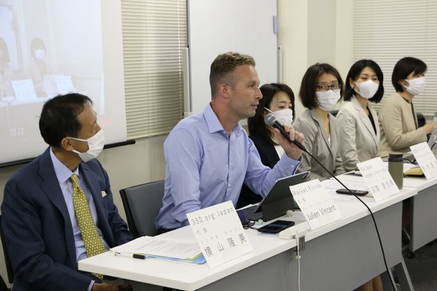 日本企業に株主提案を提出し、記者会見を開いた環境NGOのメンバーら（2022年4月13日撮影）