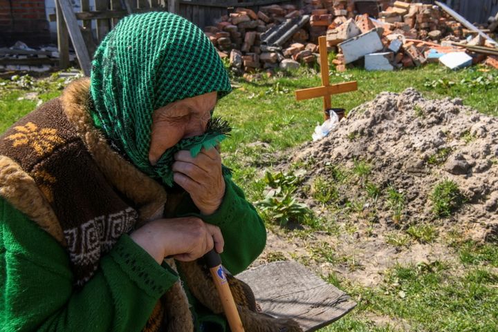 Η 81χρονη Μαρία Σκορονχόντ στον τάφο της 63χρονης κόρης της που σκοτώθηκε κατά την ρωσική εισβολή, σε ένα χωριό λίγο πιο έξω από το Κίεβο (14 Απριλίου 2022)