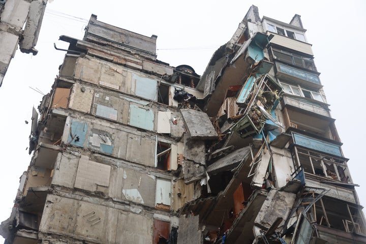 Over 100,000 civilians in in Mariupol, Ukraine are in desperate need of food, water and heating, the UN World Food Program says.