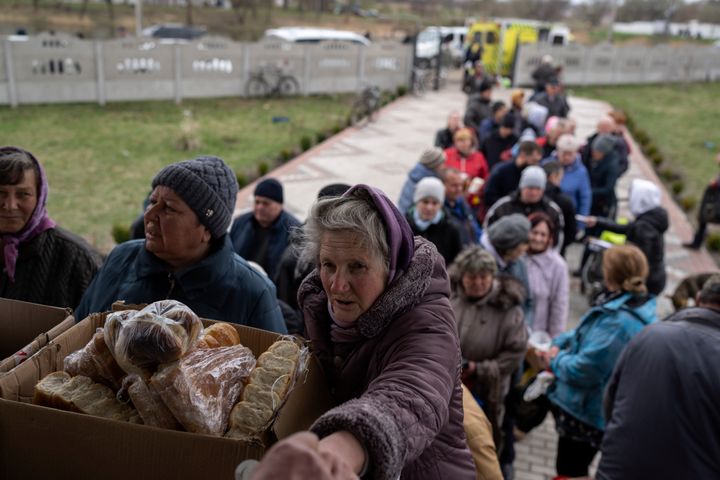 Κάτοικοι στην πόλη Μποροντιάνκα έξω από το Κίεβο παραλαμβάνουν δέματα με τρόφιμα (10 Απριλίου 2022)