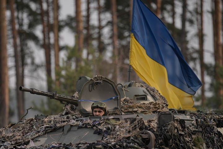 Efectivos ucranianos se movilizan en un vehículo blindado donde había una posición rusa que fue derrotada, el jueves 31 de marzo de 2022, en las afueras de Kiev, Ucrania.