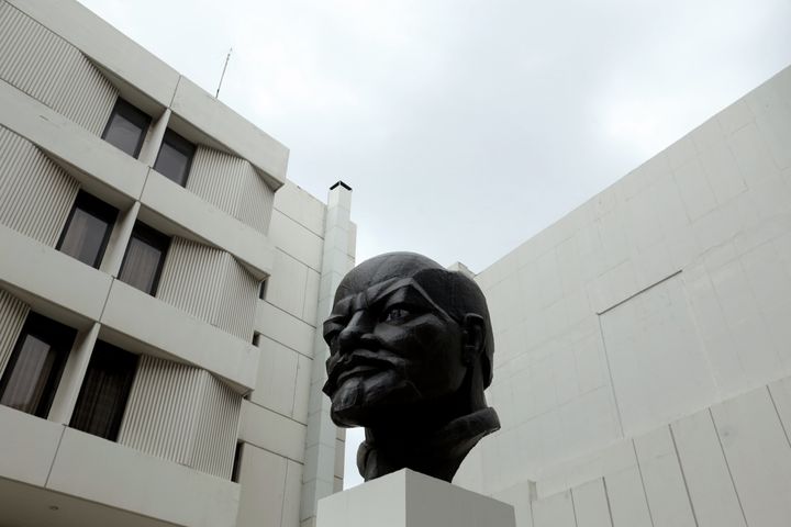 Η προτομή του Λένιν στα κεντρικά γραφεία του ΚΚΕ