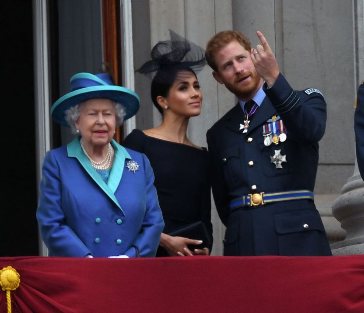 Los duques de Sussex y la reina Isabel II en un acto oficial en julio de 2018.