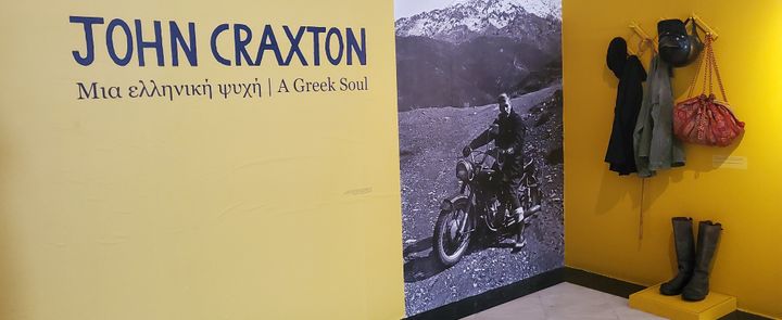 Ο Τζον Κράξτον με μοτοσικλέτα στα Λευκά Όρη της Κρήτης, 1984. Φωτογραφία του Nicholas Moore. ©John Craxton Estate and courtesy of DACS