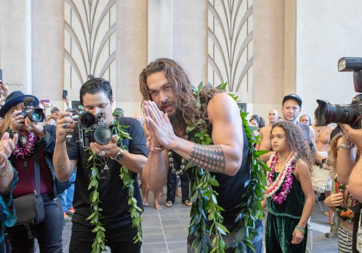 Ο Τζέισον Μομόα ευχαριστεί οικογένεια και φίλους πριν από την προβολή του Aquaman στη Χαβάη, 21 Δεκεμβρίου 2018, Χονολουλού.