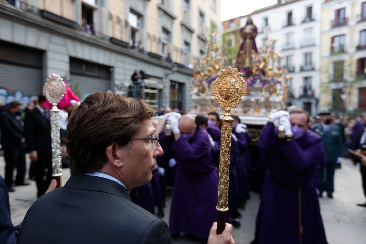 El alcalde de Madrid, José Luis Martínez-Almeida, participa en la procesión de Jueves Santo de la Hermandad de Jesús Nazareno el Pobre y María Santísima del Dulce Nombre.