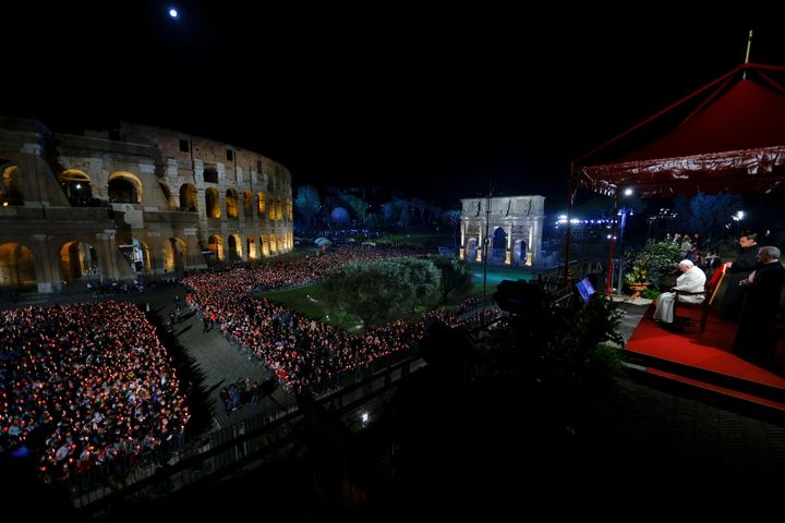 Ο Πάπας Φραγκίσκος προΐσταται της πομπής Via Crucis (Οδός του Σταυρού) κατά τη διάρκεια των εορτασμών της Μεγάλης Παρασκευής, στο Κολοσσαίο, στη Ρώμη Ιταλία, 15 Απριλίου 2022. REUTERS/Guglielmo Mangiapane