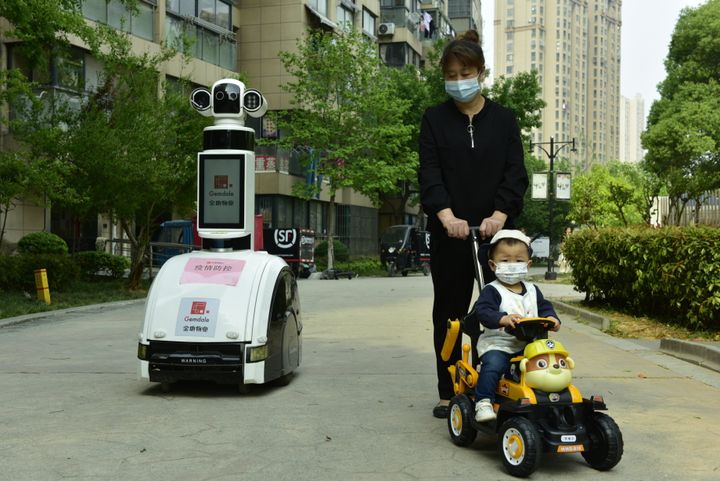 Ανατολική Κίνα 12 Απριλίου 2022 Ενα ρομπότ παρακολουθεί και ενημερώνει τους πολίτες για την πανδημία
