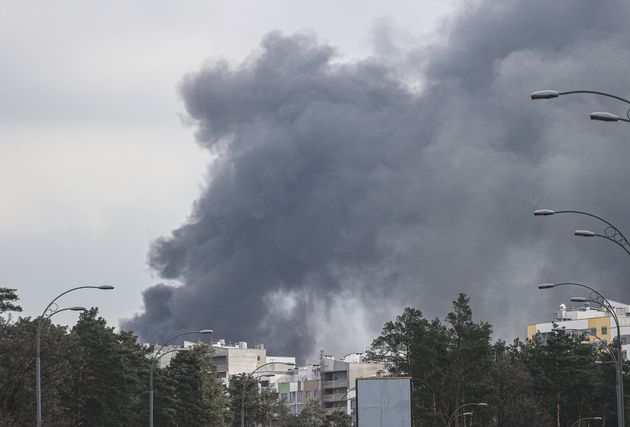 Un énorme panache de fumée noire se dégage dans un district de Kiev le 16 avril...