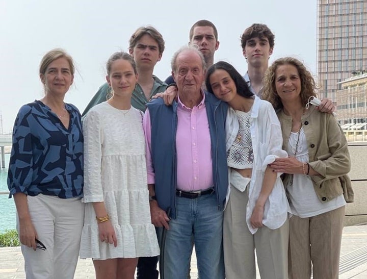 El rey Juan Carlos I, rodeado de sus nietos y sus hijas la infanta Elena y la infanta Cristina.