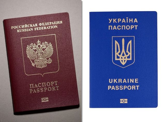 ロシアのパスポート（左）とウクライナのパスポート（右）のイメージ画像