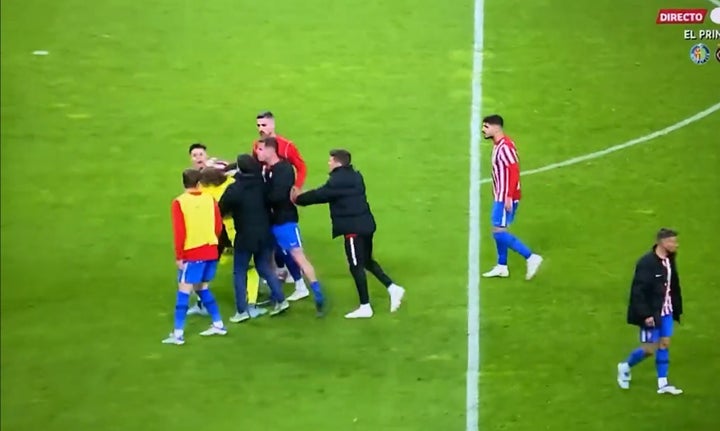 Varios jugadores del Sporting agreden al portero del Oviedo, Joan Femenías.
