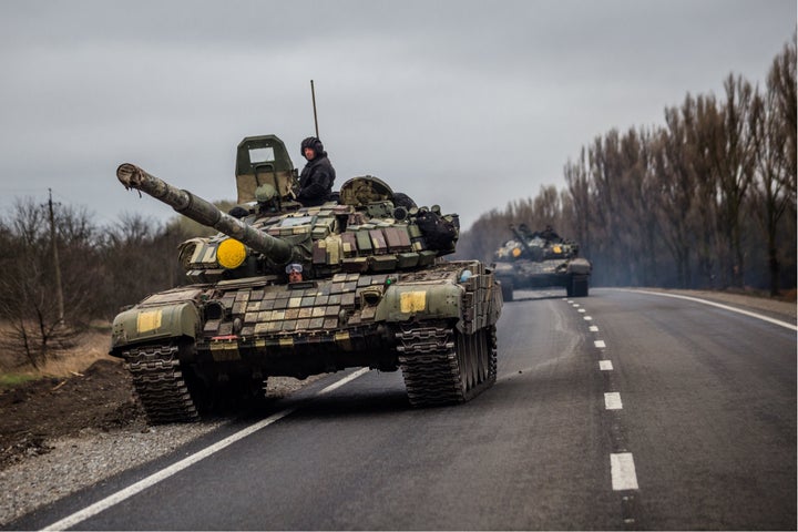 Un militar ucraniano encima de un tanque, el pasado 12 de abril de 2022.