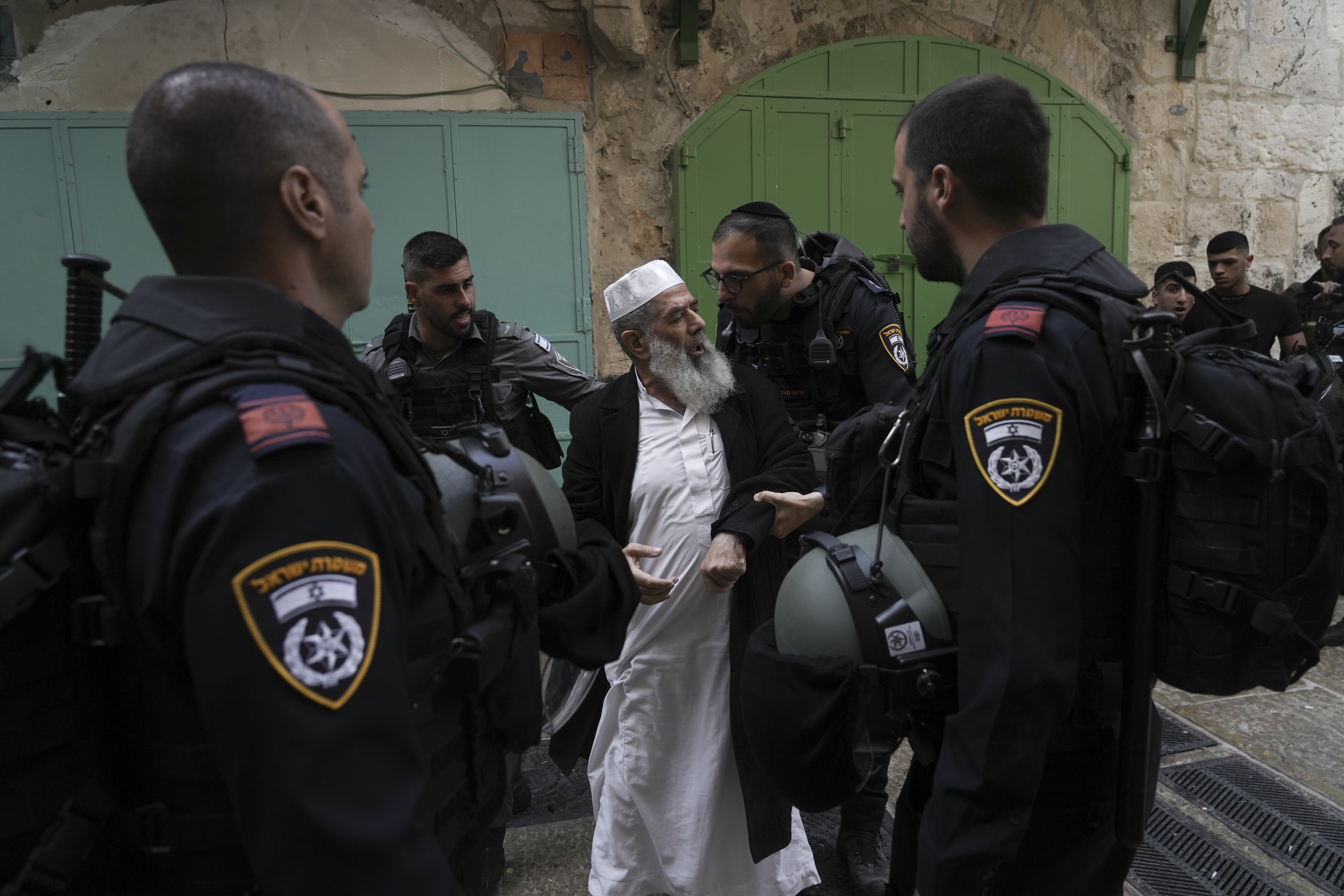 Israeli Police Wound Palestinians Again Near Flashpoint Jerusalem Holy ...