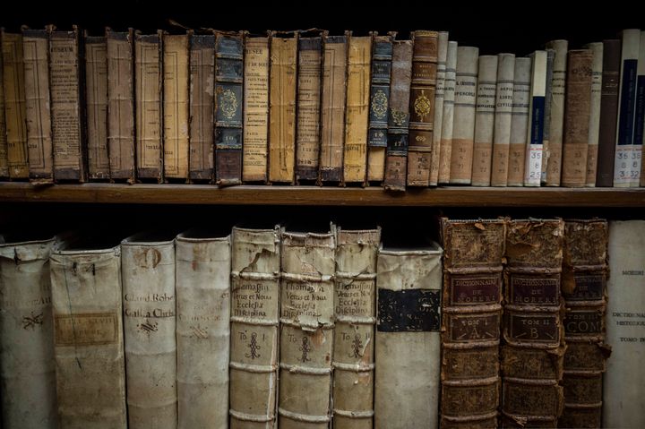 Οι εξαιρετικά εύθραυστοι κύλινδροι της Βίλας των Παπύρων, με κείμενα Ελλήνων φιλοσόφων, φυλάσσονται στην Εθνική Βιβλιοθήκη Νάπολης. Πρόκειται για τη μοναδική βιβλιοθήκη του κλασικού κόσμου που σώζεται. 