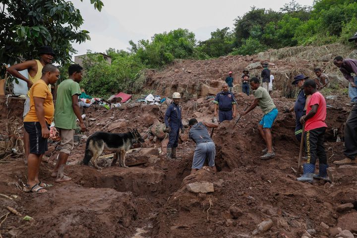 Personas trabajan en las tareas de búsqueda en KwaZulu-Natal.