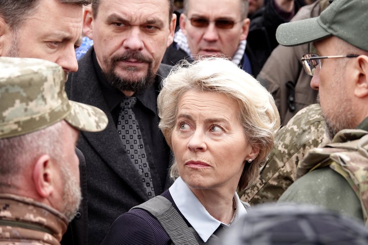 08 April 2022, Ukraine, Butscha: Ursula von der Leyen (M), President of the European Commission, wearing a bulletproof vest, walks to a mass grave in Butscha. Photo: Michael Fischer/dpa (Photo by Michael Fischer/picture alliance via Getty Images)
