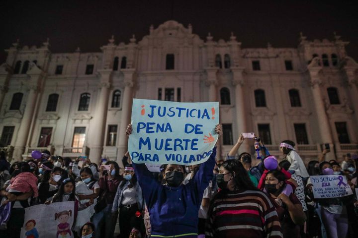 Miles de personas marchan en Lima exigiendo cadena perpetua al autor confeso de la violación a una niña.