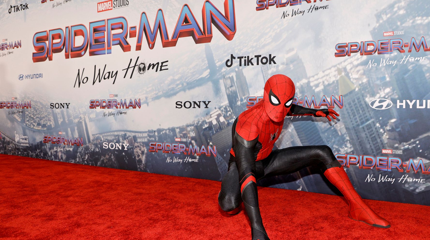 Мъжът от Флорида продължава да пикае достатъчно дълго, за да счупи световния рекорд за гледане на Spider-Man: No Way Home