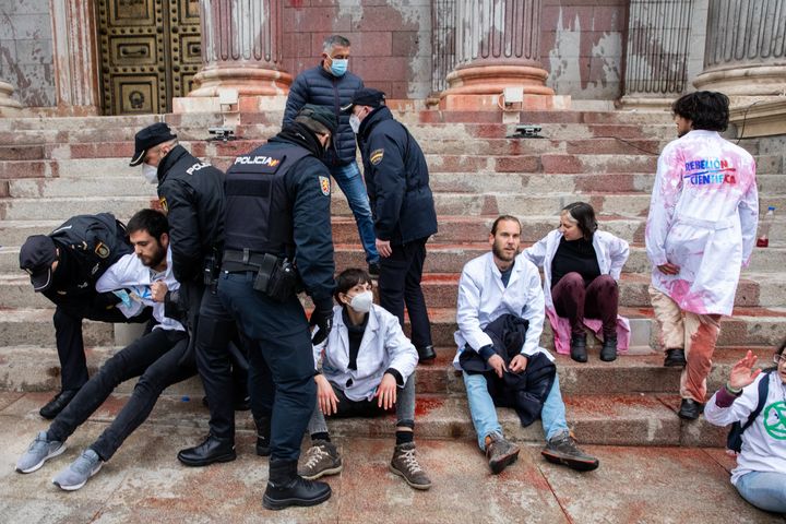 スペイン・マドリードで、警察によって拘束される抗議活動の参加者たち（2022年4月6日）