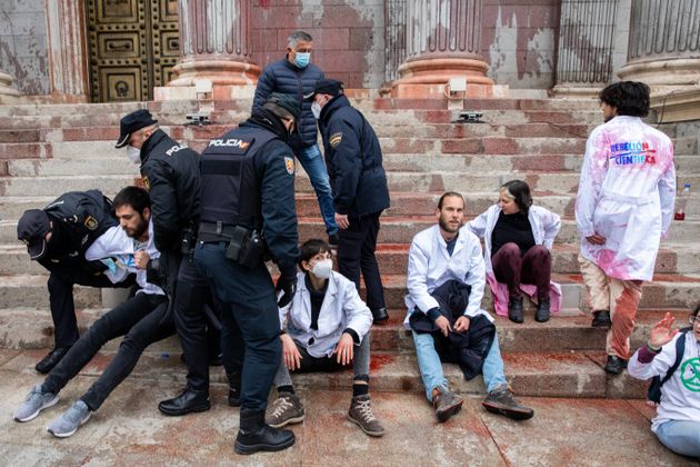 スペイン・マドリードで、警察によって拘束される抗議活動の参加者たち（2022年4月6日）