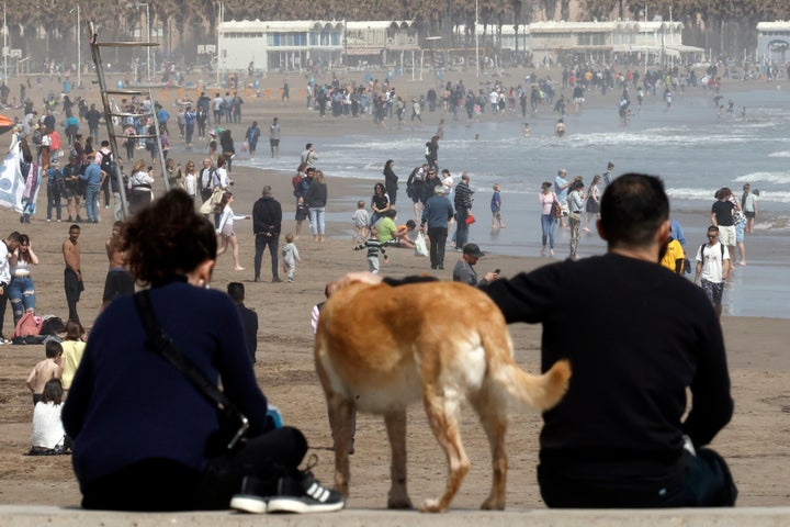 Vista general de la playa de la Malvarrosa, en Valencia, durante este Jueves Santo.