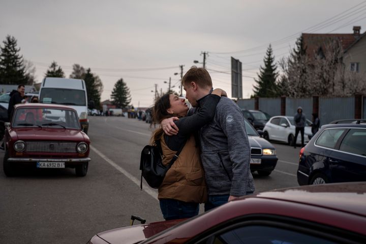Una pareja ucraniana se despide en la frontera de Shehyni con Polonia, hacia donde ella se dirige para escapar de la guerra, el pasado 15 de abril. 