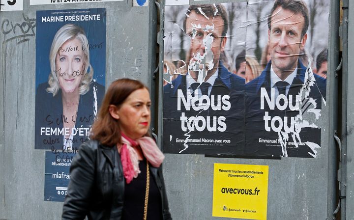 Una parisina pasea ante los carteles electorales de Macron y Le Pen, el pasado 13 de abril. 