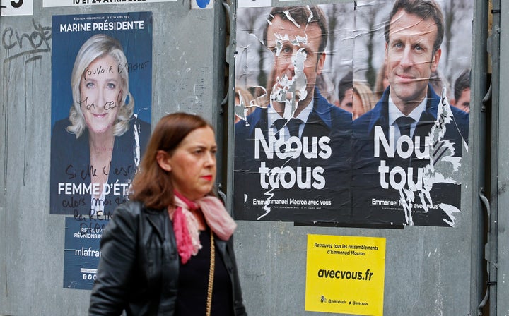 Una parisina pasea ante los carteles electorales de Macron y Le Pen, el pasado 13 de abril.
