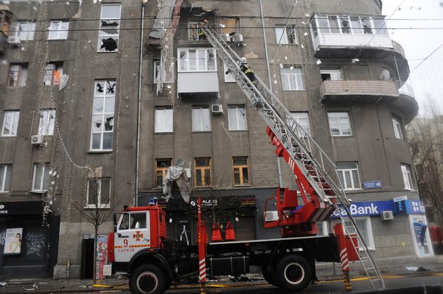 Des pompiers tentent d'éteindre un incendie causé par une frappe à Kharkiv, le 17...