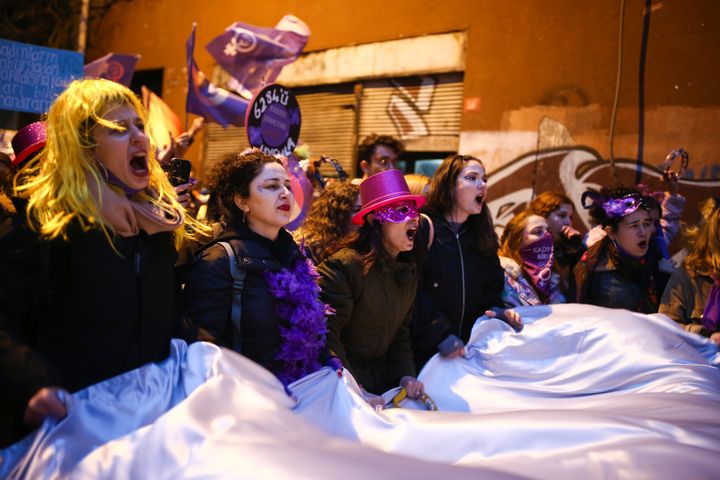 Στις 8 Μαρτίου 2022 έλαβε χώρα στην Κωνσταντινούπολη μια από τις μεγαλύτερες πορείες των τελευταίων χρόνων στην Τουρκία κατά της έμφυλης βίας, κατά της ομοφοβίας και της πατριαρχίας, για να σταματήσουν οι γυναικοκτονίες. Η αστυνομία απάντησε με δακρυγόνα και βία.